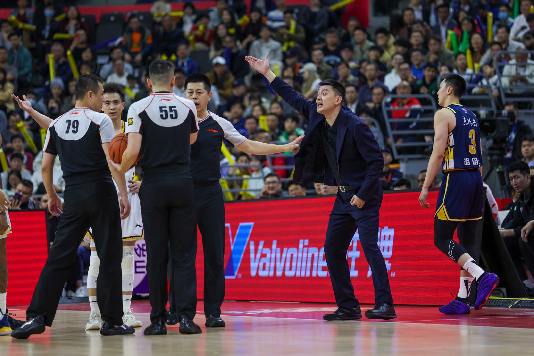 开云体育直播-关于关键时刻突围战来临，深圳男篮围绕社区盾复出首秀，态度坚定，球队文化再被提及的信息