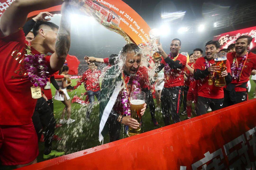 开云体育直播-包含上海海港迎英超关键赛，集结日队长鼓劲，震撼外界，球队文化再被提及的词条